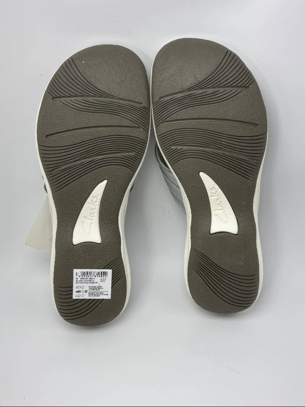 Clarks Cloudsteppers Breeze Silver Thong Sandals - size 8 NEW - Picture 9 of 9